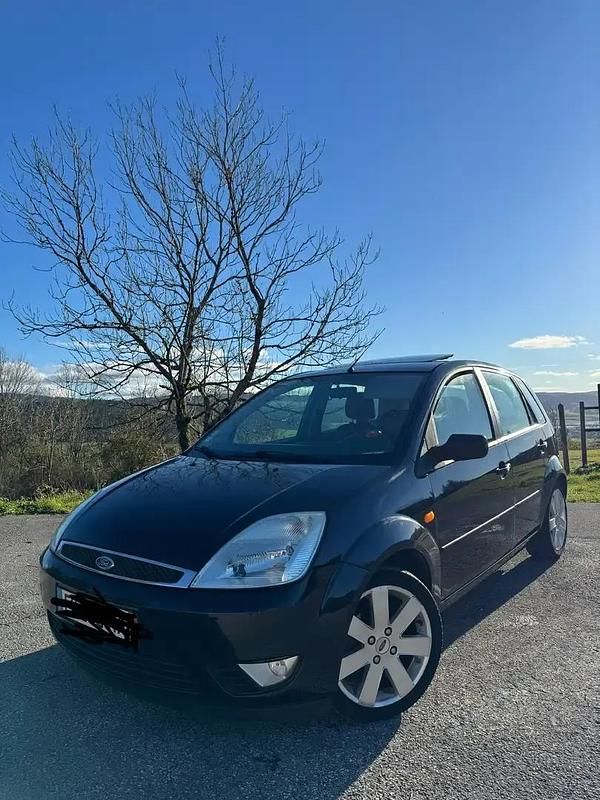 Occasion 2003 Ford Fiesta Ghia Berline | 2 000 € (Prix juste) - Image 1/4