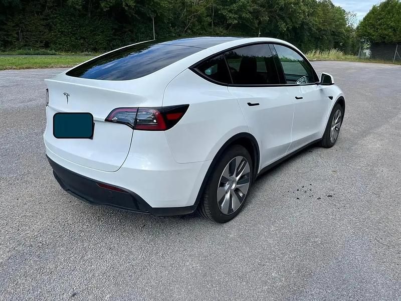 Blanc Utilisé 2022 Tesla Model Y Standard Range SUV | 28 900 € - Image 1/4