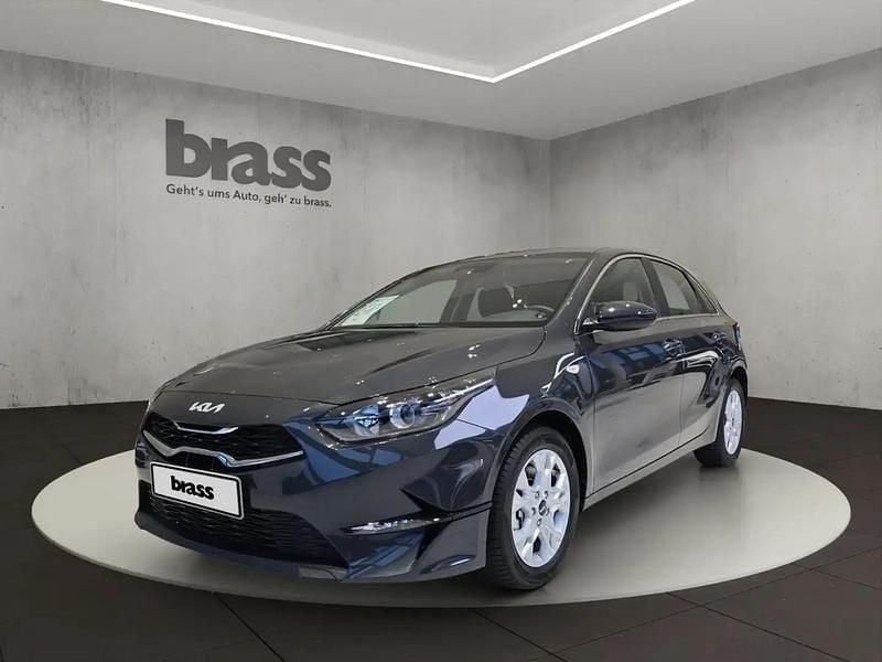 Gris Nouvelle 2025 Kia Ceed Berline | 22 980 € (Prix juste) - Image 1/4