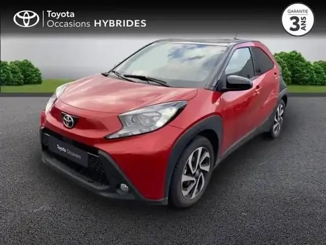 Biton rouge piment premium/toit noir Occasion 2024 Toyota Aygo X Design SUV | 14 990 € (Bon prix) - Image 1/4