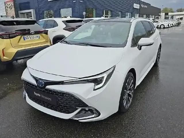 Blanc lunaire nacré Utilisé 2023 Toyota Corolla Design Break | 30 990 € (Prix juste) - Image 1/4