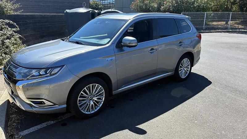 Gris Occasion 2019 Mitsubishi Outlander P-HEV Intense SUV | 12 990 € (Bon prix) - Image 1/4