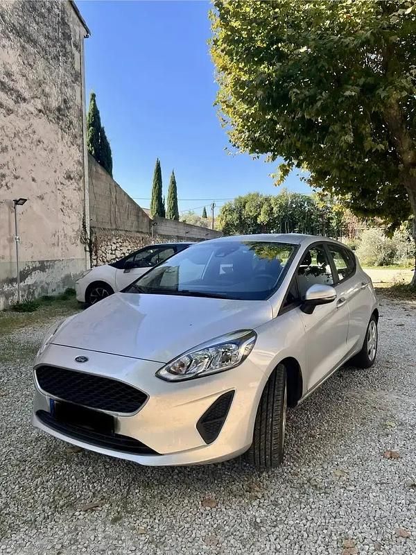 Gris Utilisé 2019 Ford Fiesta Titanium Citadine | 9 990 € (Prix juste) - Image 1/4