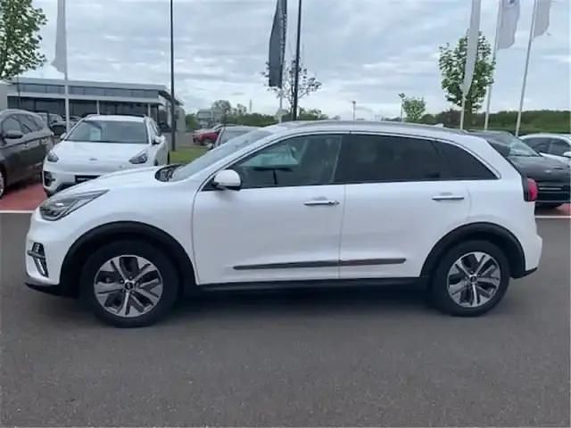 Blanc, métallisé, snow white pearl Utilisé 2020 Kia e-Niro SUV | 21 950 € (Prix cher) - Image 1/4