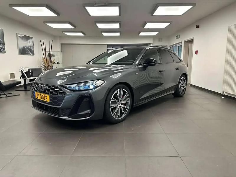 Gris Nouvelle 2025 Audi A5 Sport Coupé | 68 102 € (Prix juste) - Image 1/4
