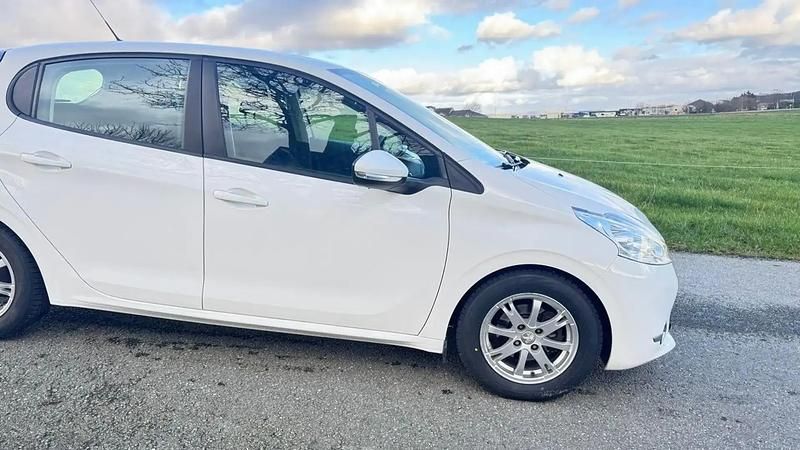 Occasion 2013 Peugeot 208 Allure Citadine | 2 500 € - Image 1/4