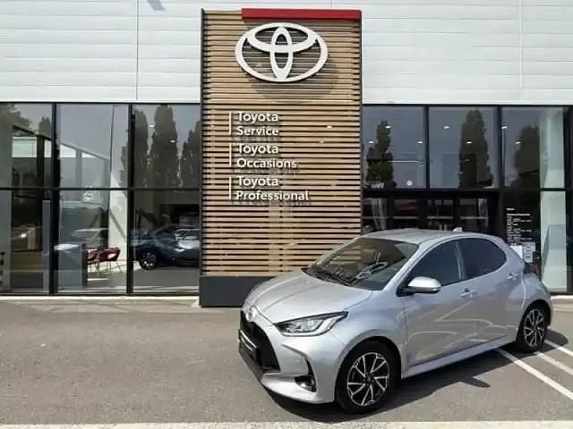 Gris minéral (m) Utilisé 2022 Toyota Yaris Design Berline | 18 480 € (Prix cher) - Image 1/4