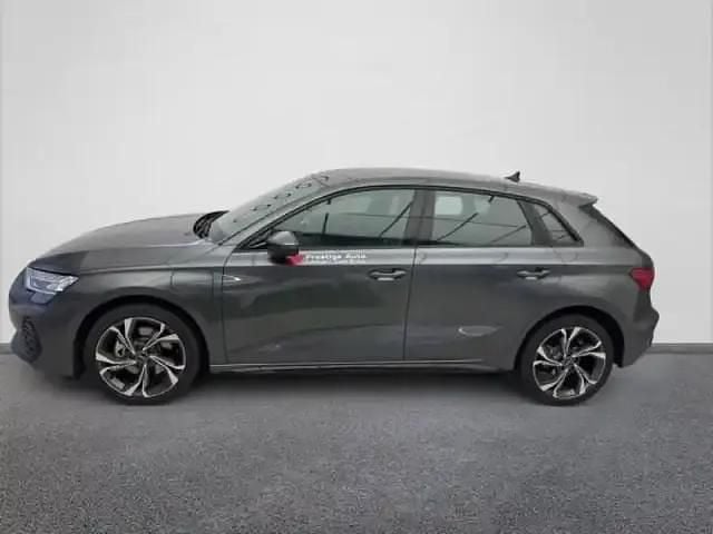 Gris Utilisé 2025 Audi A3 Sportback e-tron S-Line Citadine | 49 990 € - Image 1/4