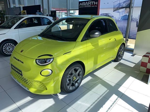 Vert Nouvelle 2024 Abarth 500e Citadine | 34 990 € (Prix assez cher) - Image 1/4