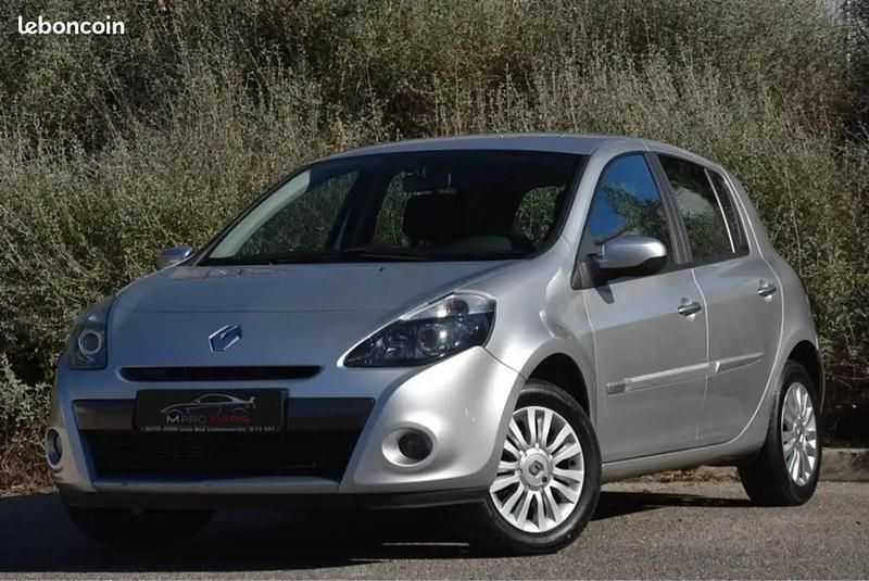 Gris Utilisé 2011 Renault Clio III Dynamique Berline | 8 490 € - Image 1/4