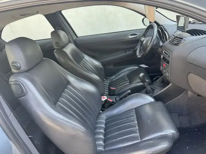 Utilisé 2004 Alfa Romeo 147 Distinctive Citadine | 1 800 € - Image 1/4