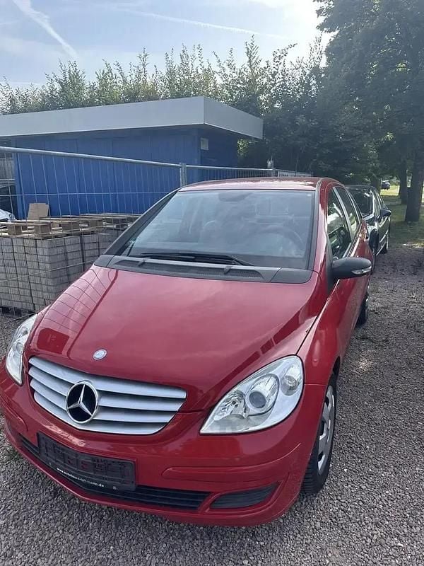 Rouge Utilisé 2007 Mercedes B180 Monospace | 3 950 € - Image 1/4