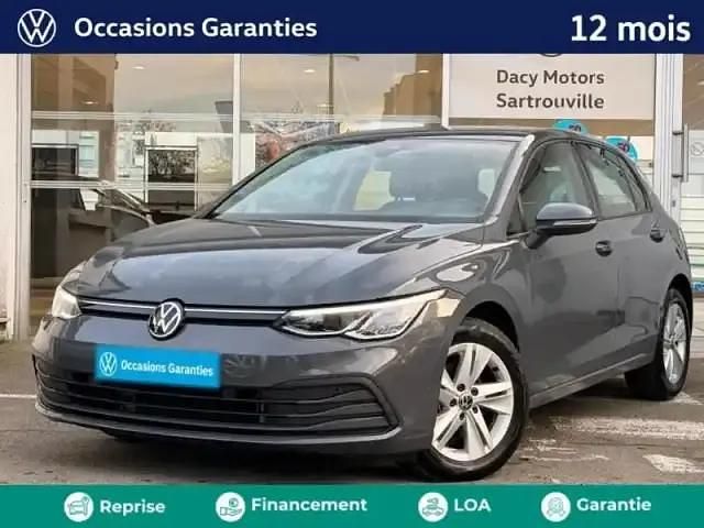 Gris dauphin métallisée Occasion 2023 VW Golf Life Berline | 22 789 € (Bon prix) - Image 1/4