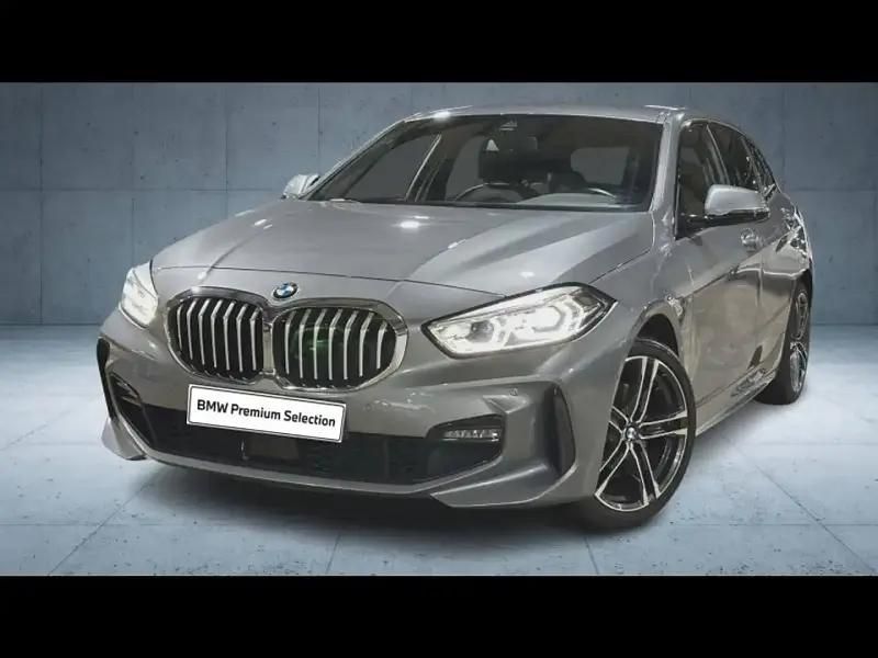 Gris Utilisé 2022 BMW 118 M Sport Citadine | 29 900 € (Prix juste) - Image 1/4