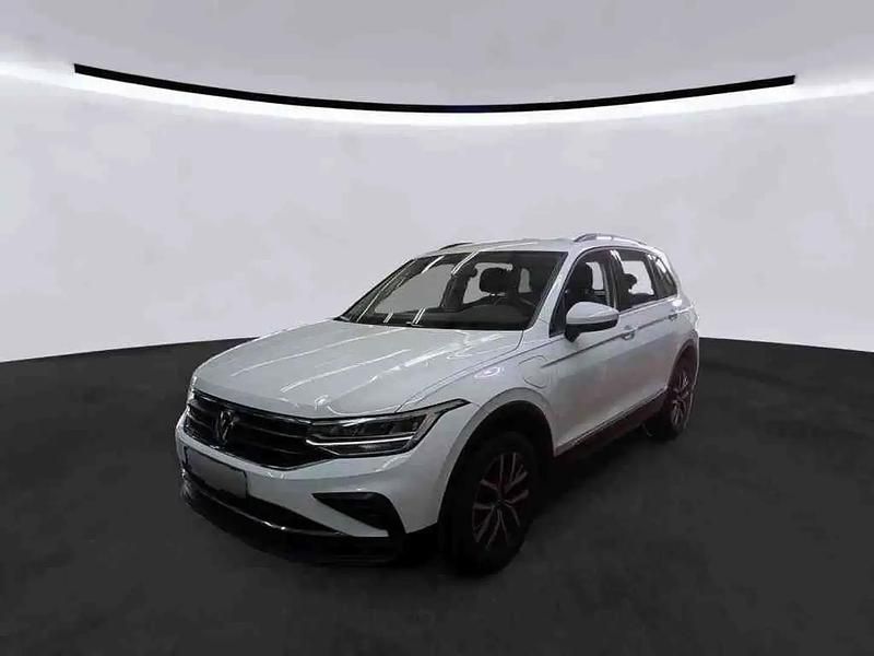Blanc Occasion 2022 VW Tiguan Active SUV | 28 990 € - Image 1/2