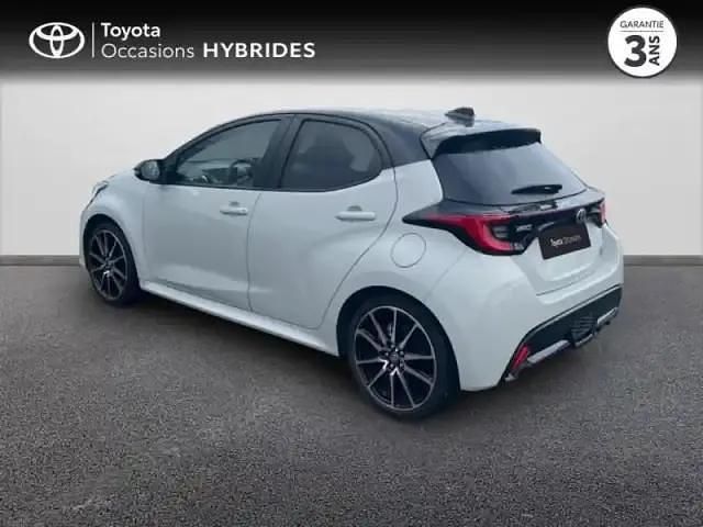 Biton gris chrome / toit noir Occasion 2022 Toyota Yaris Hybrid Sport Berline | 20 490 € (Prix juste) - Image 1/3
