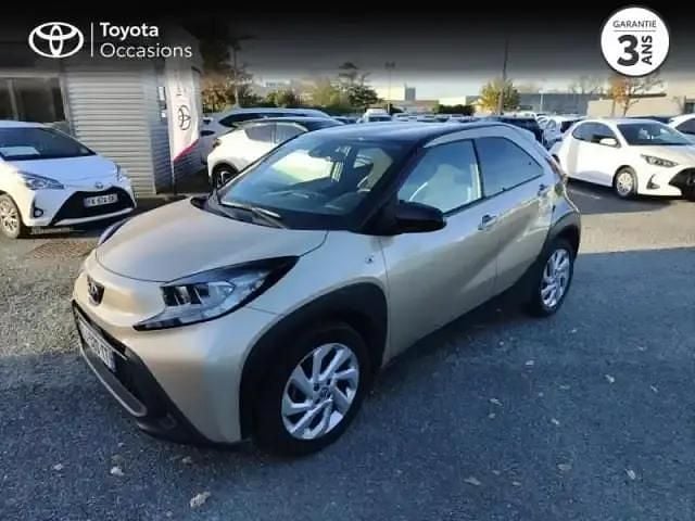 Biton beige gingembre métal/toit noir Utilisé 2022 Toyota Aygo X Design SUV | 13 990 € - Image 1/4