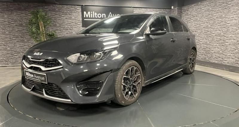 Gris Utilisé 2023 Kia Ceed GT GT-Line Berline | 24 990 € (Prix juste) - Image 1/4