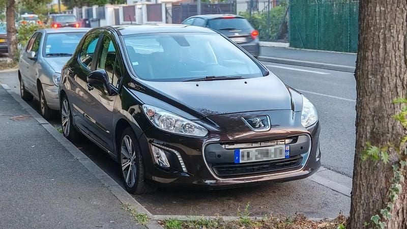 Brun Utilisé 2012 Peugeot 308 Berline | 4 900 € (Bon prix) - Image 1/4