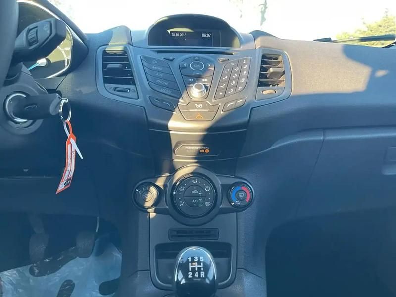 Gris Occasion 2016 Ford Fiesta Trend Berline | 8 950 € (Prix juste) - Image 1/4