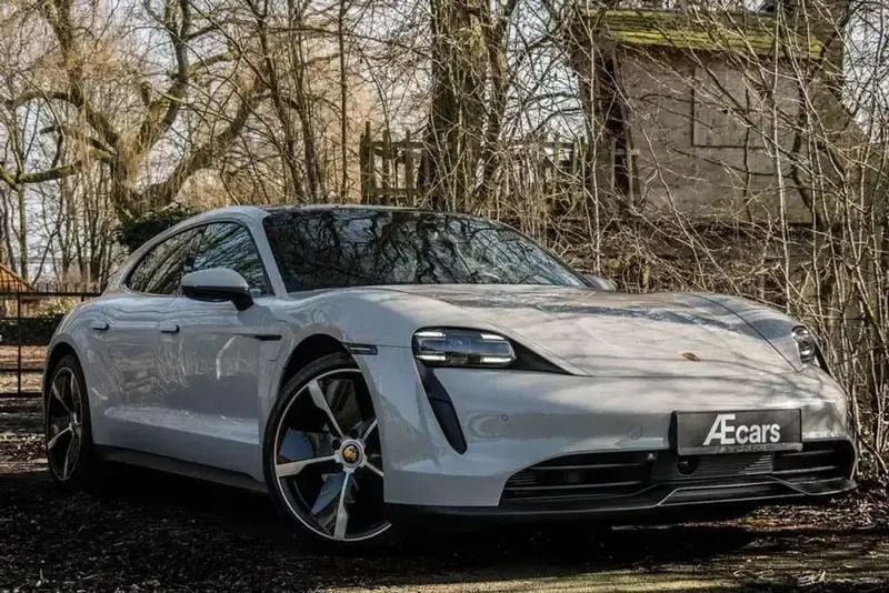 Gris Utilisé 2022 Porsche Taycan Sport Turismo Berline | 74 950 € (Prix juste) - Image 1/4