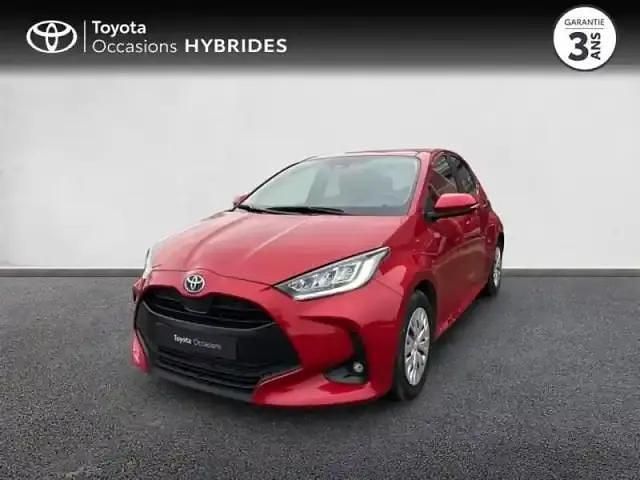 Rouge intense (n) Occasion 2023 Toyota Yaris Hybrid Berline | 18 780 € (Prix juste) - Image 1/4