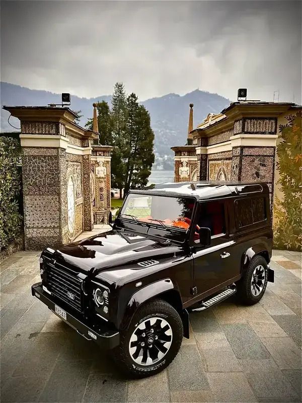 Utilisé 2010 Land Rover Defender SUV | 118 000 € - Image 1/4