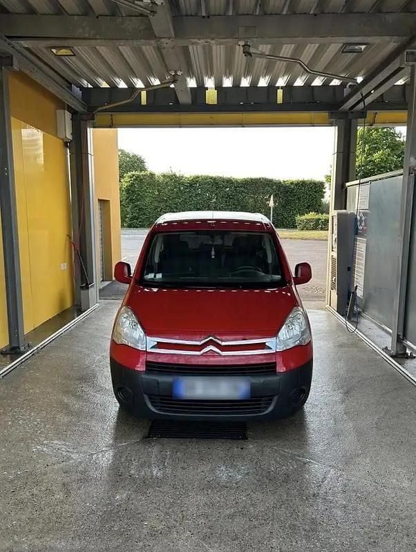 Rouge Occasion 2010 Citroën Berlingo Monospace | 3 600 € (Prix juste) - Image 1/4