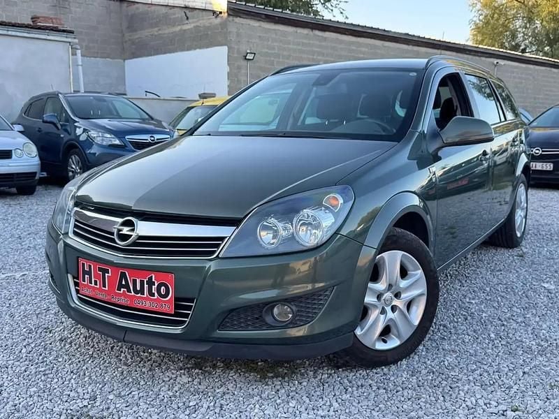 Vert Utilisé 2011 Opel Astra Break | 2 499 € (Bon prix) - Image 1/4