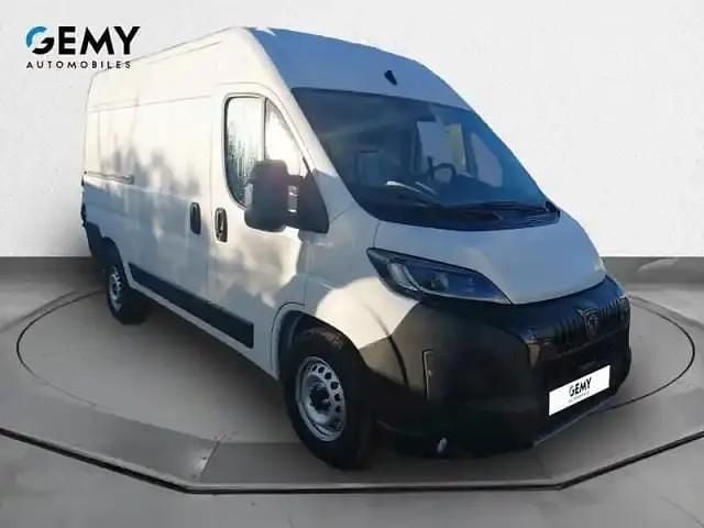 Blanc icy teinte pastel Nouvelle 2025 Peugeot Boxer S Van | 34 900 € (Bon prix) - Image 1/4