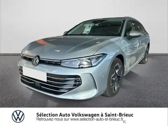Reflet d'argent métallisée Occasion 2024 VW Passat Elegance Break | 41 490 € - Image 1/4