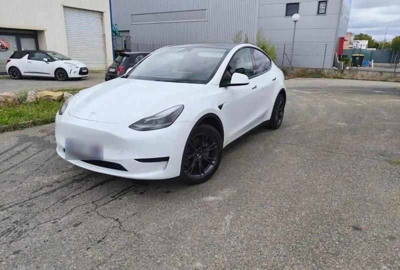 Blanc Utilisé 2024 Tesla Model Y Standard Range SUV | 36 540 € - Image 1/4