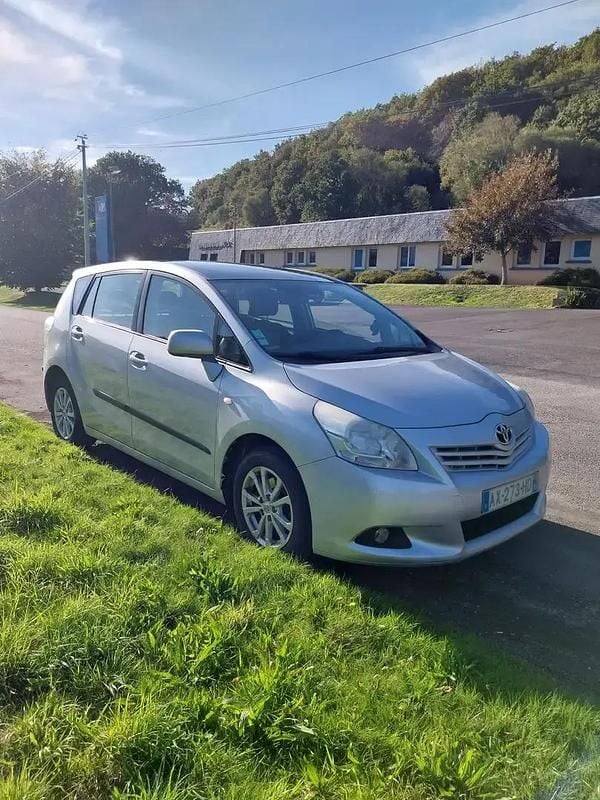 Gris Utilisé 2010 Toyota Verso Lounge Monospace | 4 600 € - Image 1/2