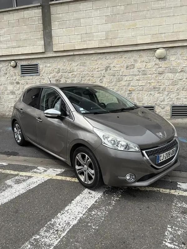 Utilisé 2012 Peugeot 208 Allure Citadine | 4 200 € (Prix juste) - Image 1/4