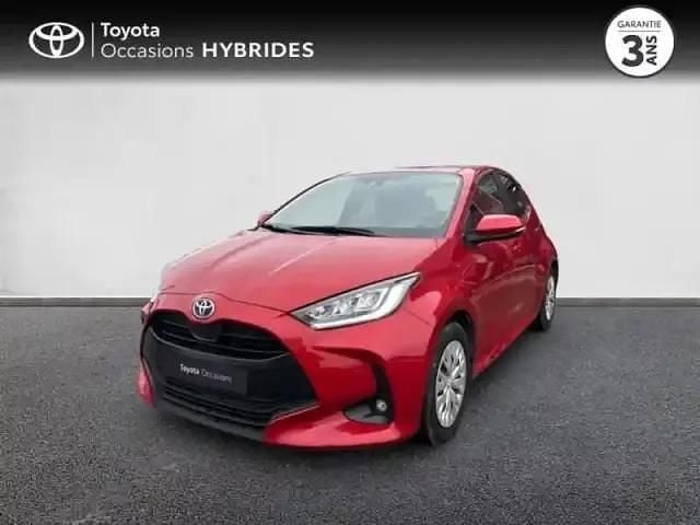 Rouge intense (n) Occasion 2023 Toyota Yaris Hybrid Berline | 18 780 € (Prix juste) - Image 1/4