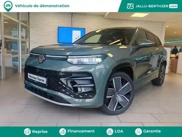 Vert cipressino métallisée Occasion 2025 VW Tayron R-line Edition SUV | 54 490 € (Super prix) - Image 1/4