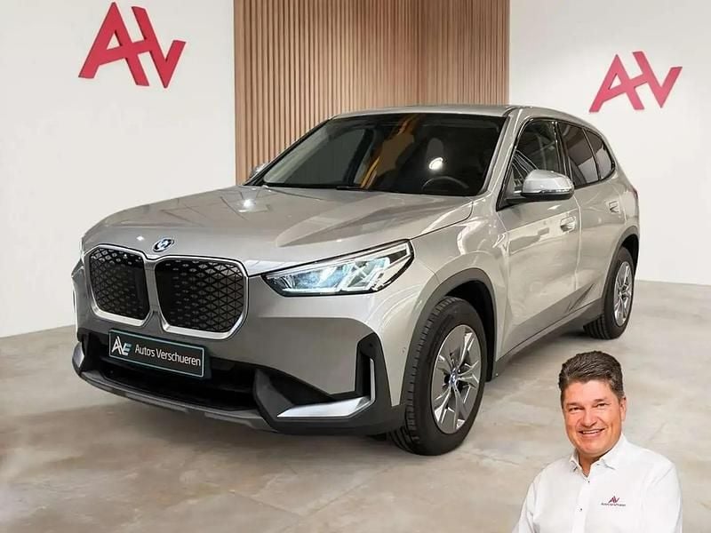 Gris Occasion 2024 BMW iX1 SUV | 35 990 € (Bon prix) - Image 1/4