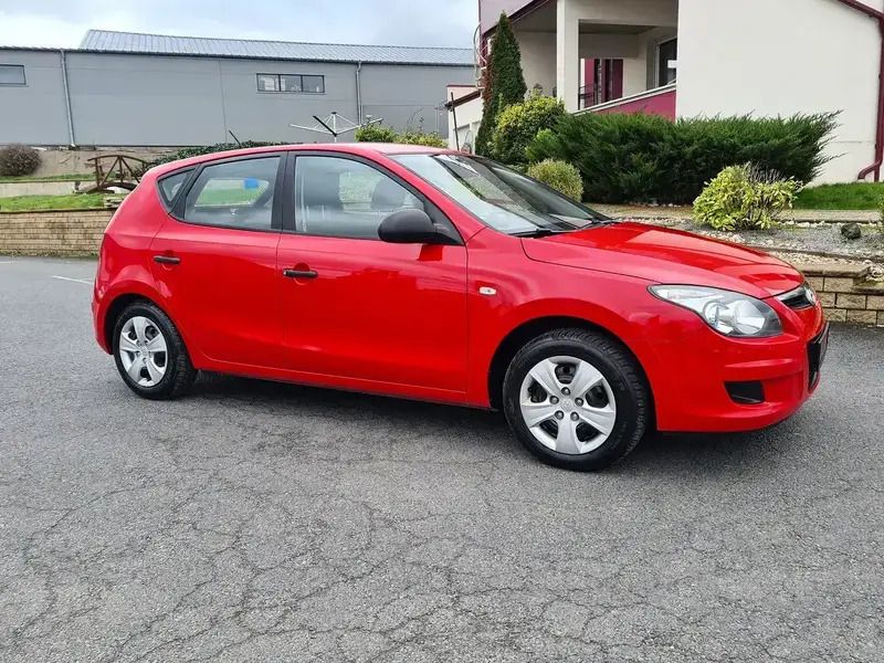Rouge Utilisé 2010 Hyundai i30 Berline | 5 690 € - Image 1/4