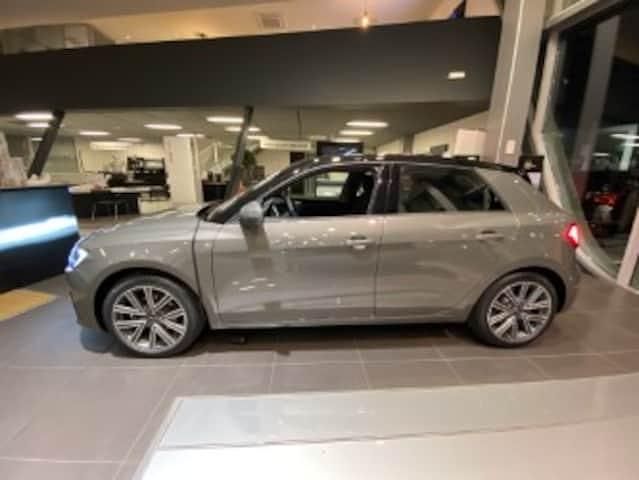 Nouvelle Audi A1 Sportback Design 116 ch (85 kW) 2026 Gris chronos métallisé noir mythe métallisé Citadine