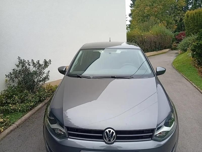 Gris Utilisé 2013 VW Polo Berline | 8 790 € (Prix juste) - Image 1/4