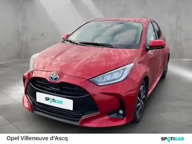 Rouge allure (n) Occasion 2021 Toyota Yaris Hybrid Design Berline | 16 980 € (Bon prix) - Image 1/4