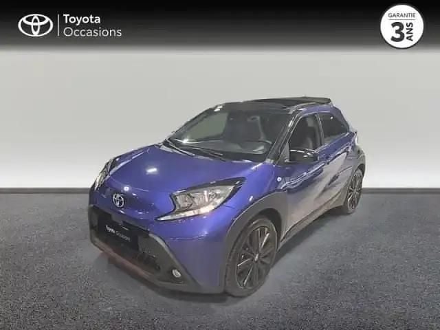 Biton bleu genièvre métal/toit noir Occasion 2024 Toyota Aygo X Design SUV | 16 890 € (Prix juste) - Image 1/4