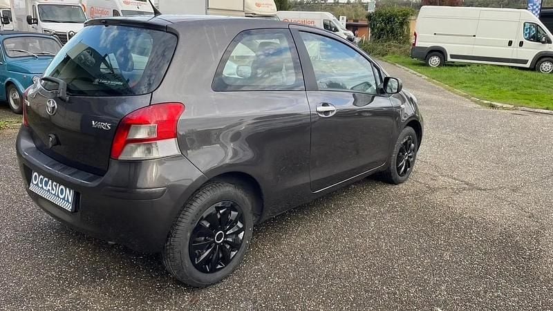 Gris Utilisé 2011 Toyota Yaris Berline | 6 490 € (Prix juste) - Image 1/4