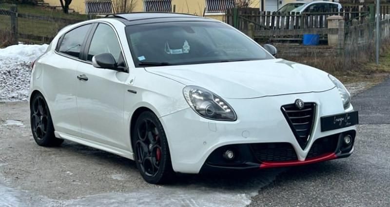Blanc Occasion 2015 Alfa Romeo Giulietta Quadrifoglio Verde Berline | 23 990 € - Image 1/4