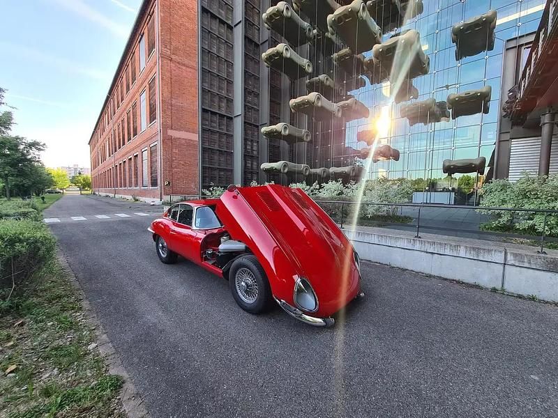 Rouge Occasion 1965 Jaguar E-Type Coupé | 88 000 € - Image 1/4