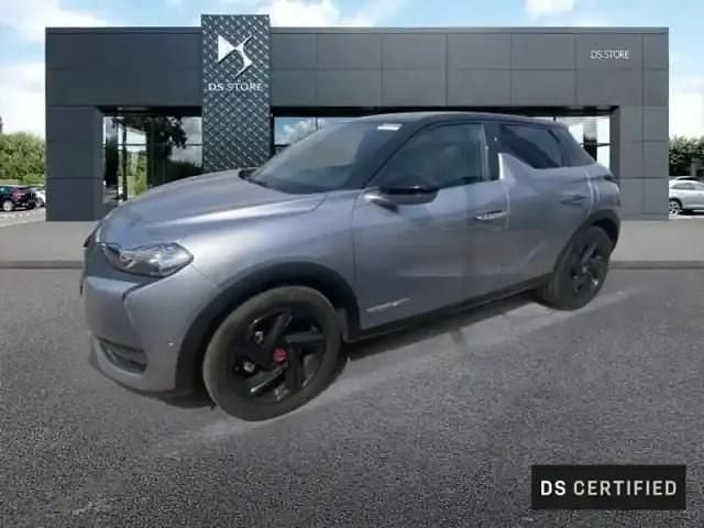 Gris artense (m) toit noir perla nera Occasion 2023 DS Automobiles DS3 Crossback E-Tense Performance Line Plus SUV | 15 999 € (Super prix) - Image 1/4