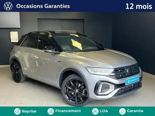 Gris pyrite métallisée/toit noir Utilisé 2023 VW T-Roc R-line SUV | 27 980 € (Prix juste) - Image 1/4