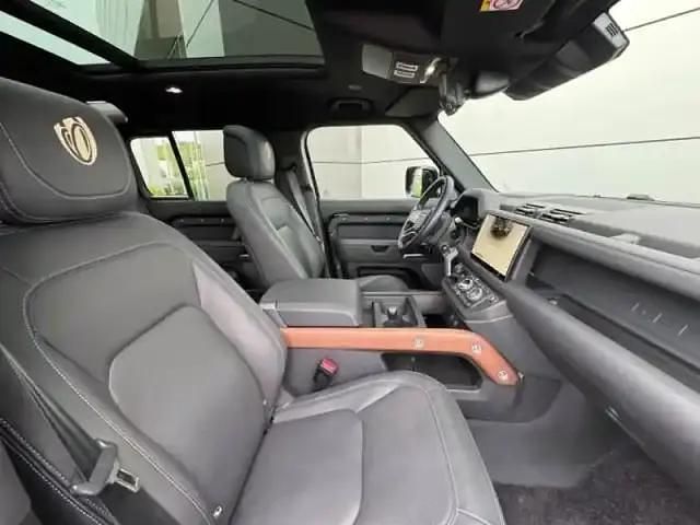 Occasion Land Rover Defender Dynamic 300 ch (220 kW) 2024 Santorini black métallisé SUV