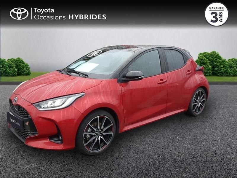 Biton rouge intense / toit noir Occasion 2023 Toyota Yaris Hybrid Sport Berline | 22 970 € (Prix assez cher) - Image 1/4