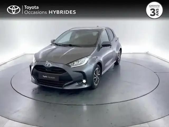 Gris atlas (m) Occasion 2023 Toyota Yaris Hybrid Design Berline | 18 890 € (Prix juste) - Image 1/4